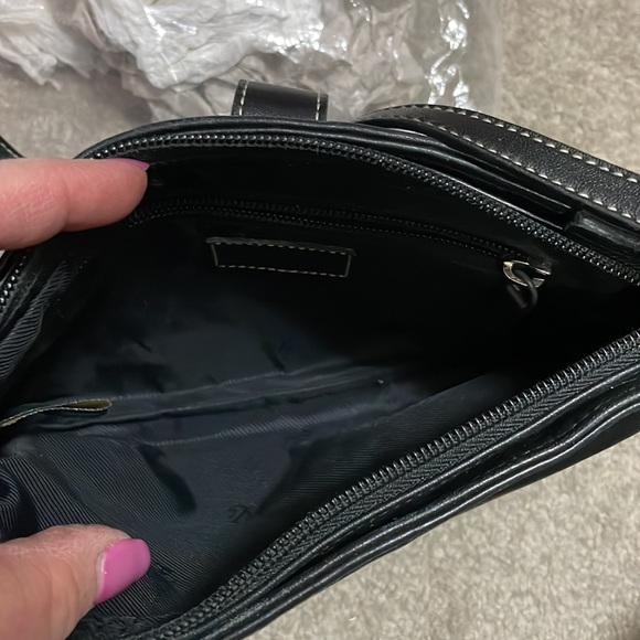 RLL cute detailing on this lightly used black leather shoulder bag - Picture 7 of 9